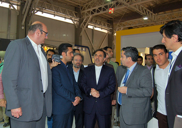 La visite du monsieur le ministre de la route et président du chemin de fer au stand d